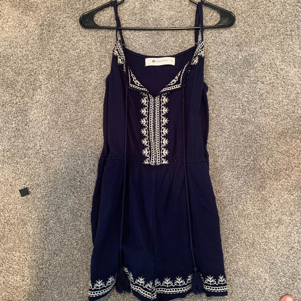 Romper size L but fits more like a medium.
